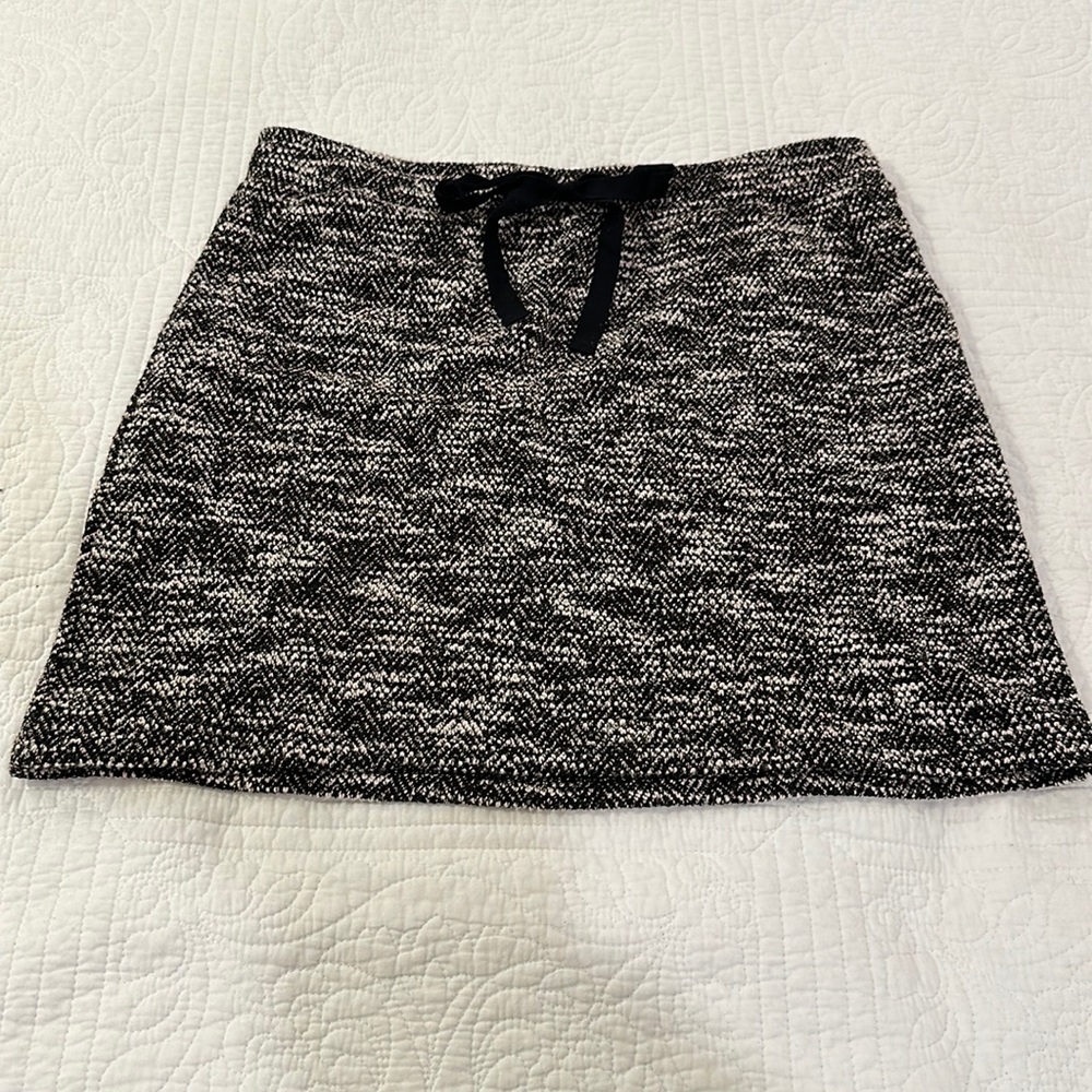 Loft pull on textured skirt.